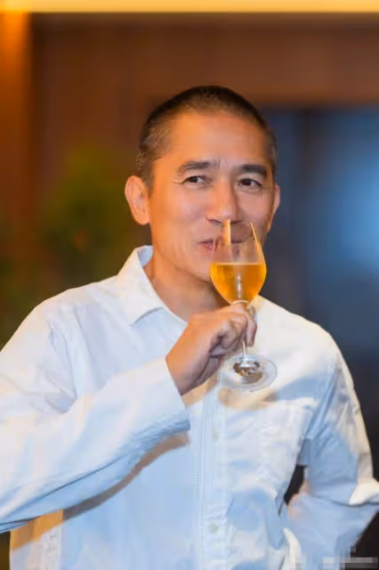 梁朝偉全家福曝光，劉嘉玲緊貼婆婆為他慶生，偉仔白髪比媽媽還多