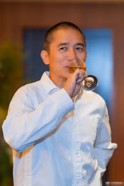 梁朝偉全家福曝光，劉嘉玲緊貼婆婆為他慶生，偉仔白髪比媽媽還多