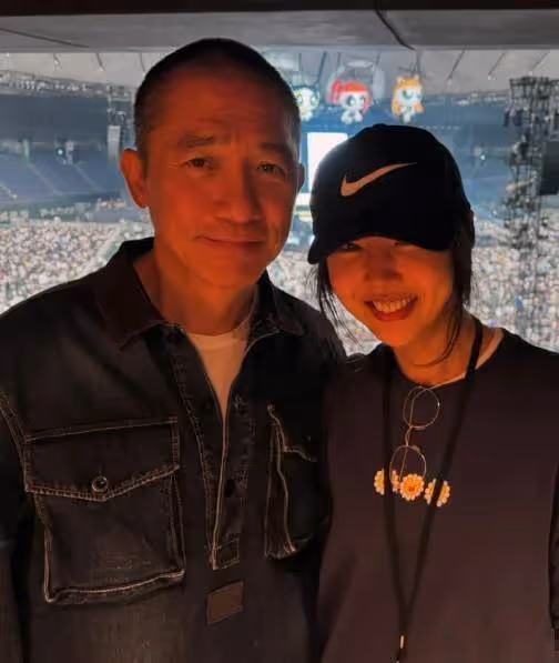 梁朝偉全家福曝光，劉嘉玲緊貼婆婆為他慶生，偉仔白髪比媽媽還多
