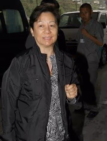 梁朝偉全家福曝光,劉嘉玲緊貼婆婆為他慶生,偉仔白髪比媽媽還多