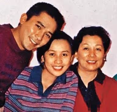 梁朝偉全家福曝光,劉嘉玲緊貼婆婆為他慶生,偉仔白髪比媽媽還多