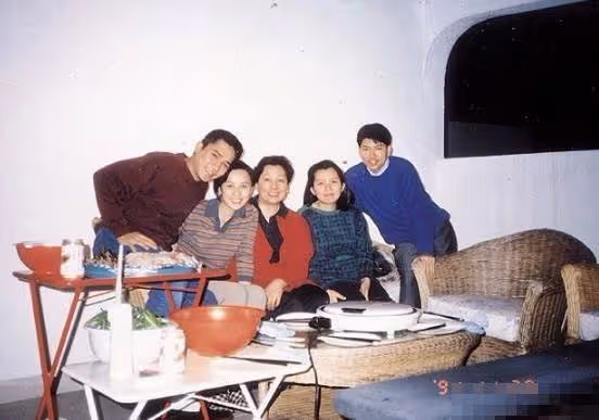 梁朝偉全家福曝光,劉嘉玲緊貼婆婆為他慶生,偉仔白髪比媽媽還多