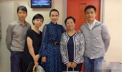 梁朝偉全家福曝光,劉嘉玲緊貼婆婆為他慶生,偉仔白髪比媽媽還多