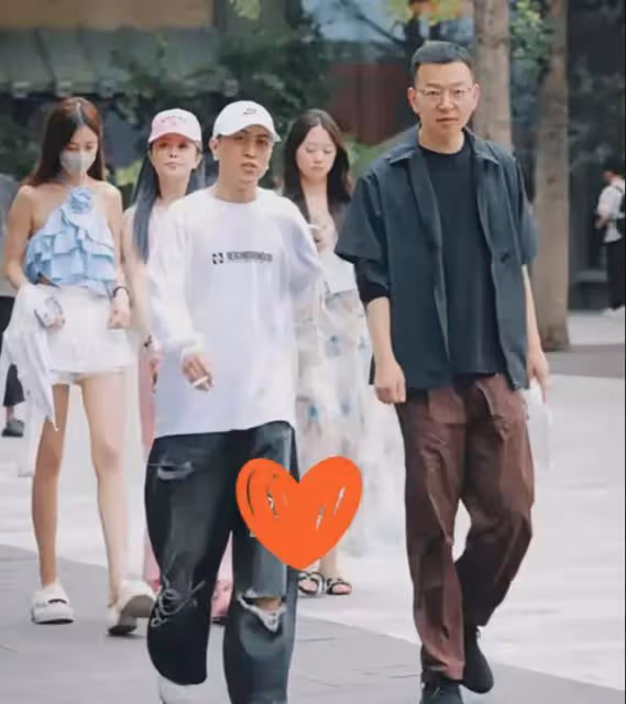 「滬上皇」秦奮現身太古里,身後美女環繞!網友:快救救好兄弟吧
