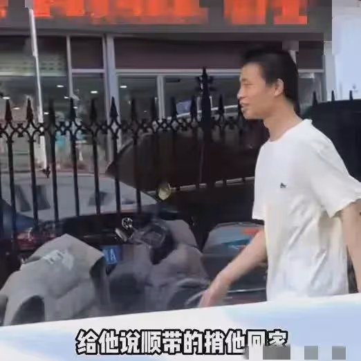 韋東奕回老家,父母罕見露面!老家艱苦仍是毛坯房,媽媽也不講究