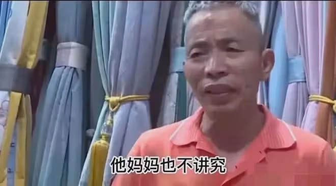 韋東奕回老家,父母罕見露面!老家艱苦仍是毛坯房,媽媽也不講究