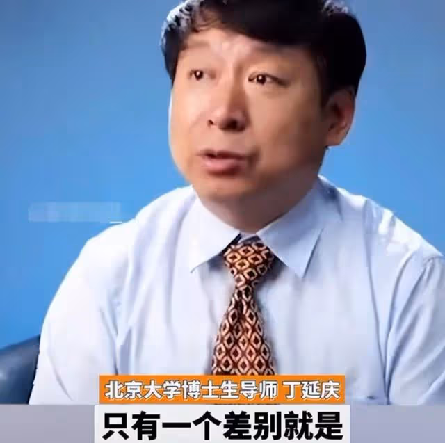 韋東奕回老家,父母罕見露面!老家艱苦仍是毛坯房,媽媽也不講究