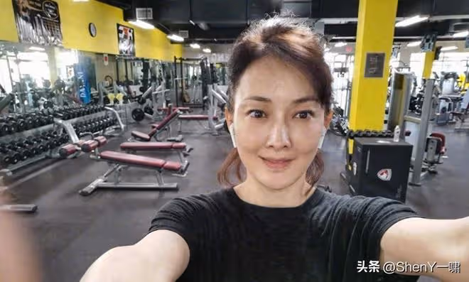 52歲牛莉日本乘地鐵被偶遇,手拎愛馬仕包包,LV購物袋隨手放地上