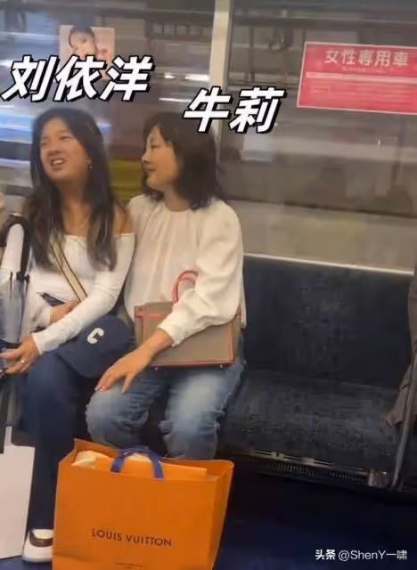 52歲牛莉日本乘地鐵被偶遇,手拎愛馬仕包包,LV購物袋隨手放地上