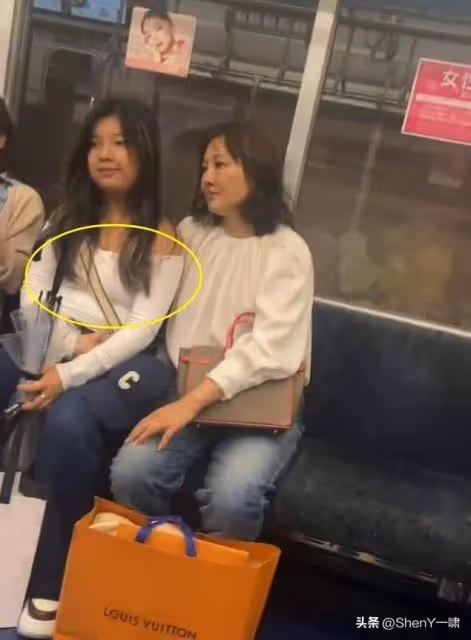 52歲牛莉日本乘地鐵被偶遇,手拎愛馬仕包包,LV購物袋隨手放地上