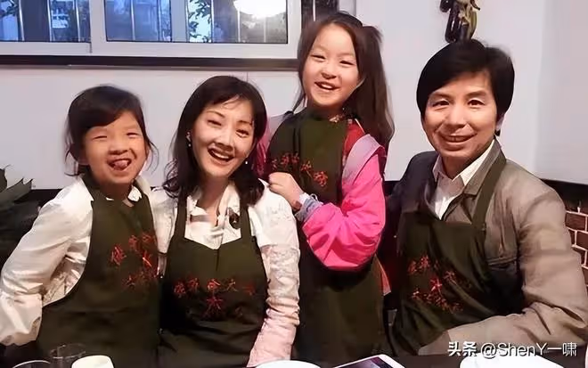 52歲牛莉日本乘地鐵被偶遇,手拎愛馬仕包包,LV購物袋隨手放地上