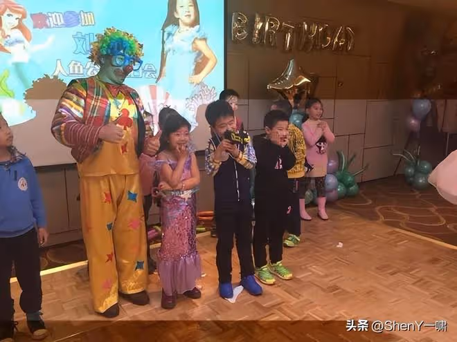 52歲牛莉日本乘地鐵被偶遇,手拎愛馬仕包包,LV購物袋隨手放地上