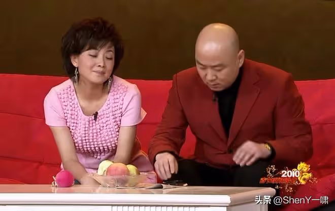 52歲牛莉日本乘地鐵被偶遇,手拎愛馬仕包包,LV購物袋隨手放地上
