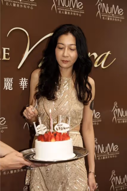 活出自我的女人有多美，吳綺莉穿"肚兜"式連衣裙配卷髮，真迷人