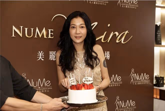 活出自我的女人有多美，吳綺莉穿"肚兜"式連衣裙配卷髮，真迷人
