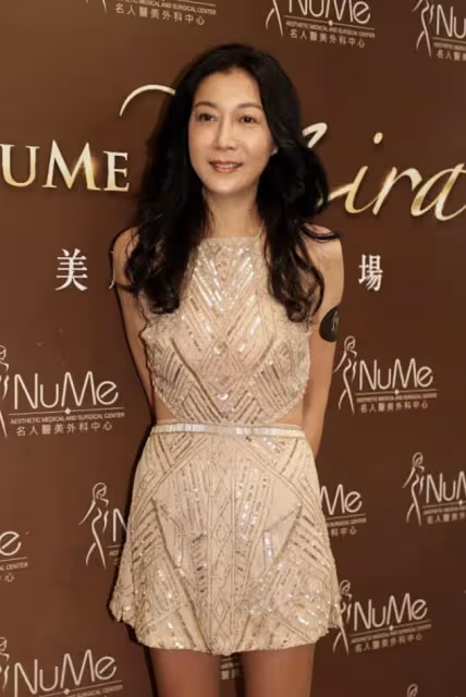活出自我的女人有多美，吳綺莉穿"肚兜"式連衣裙配卷髮，真迷人