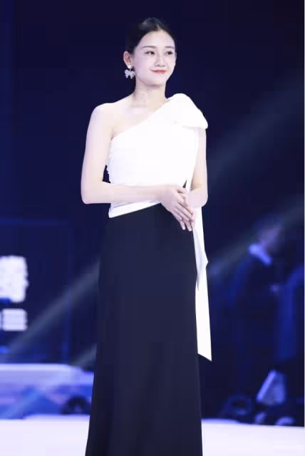 鄭愷妻子不用美顏就很美，穿斜肩禮服裙好高級，清純氣質也挺出圈