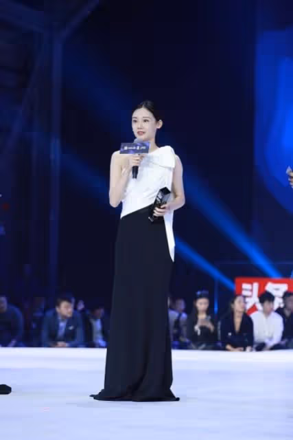 鄭愷妻子不用美顏就很美，穿斜肩禮服裙好高級，清純氣質也挺出圈