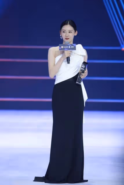 鄭愷妻子不用美顏就很美，穿斜肩禮服裙好高級，清純氣質也挺出圈