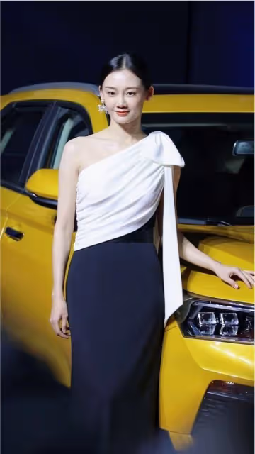 鄭愷妻子不用美顏就很美，穿斜肩禮服裙好高級，清純氣質也挺出圈