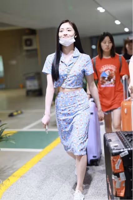周潔瓊也太可愛了吧，穿這麼老氣的花衣都挺清純，看著不俗也不土