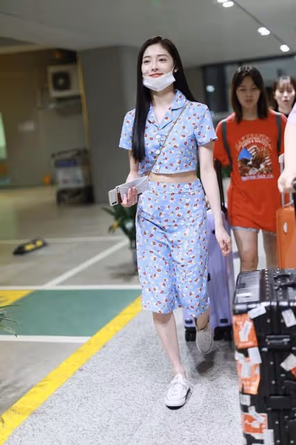 周潔瓊也太可愛了吧，穿這麼老氣的花衣都挺清純，看著不俗也不土