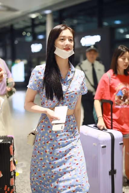 周潔瓊也太可愛了吧，穿這麼老氣的花衣都挺清純，看著不俗也不土