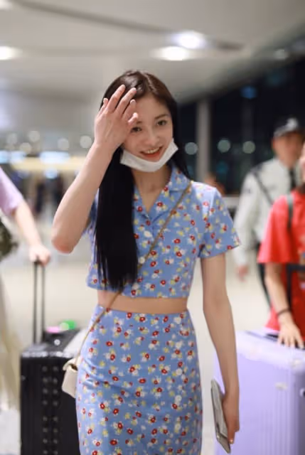 周潔瓊也太可愛了吧，穿這麼老氣的花衣都挺清純，看著不俗也不土