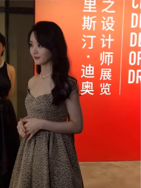 單身後的趙麗穎，穿衣風格都和以前不一樣了，穿抹胸裙又美又精緻