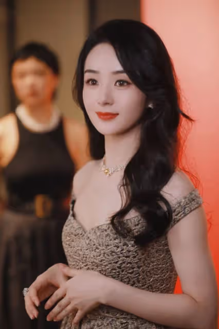單身後的趙麗穎，穿衣風格都和以前不一樣了，穿抹胸裙又美又精緻