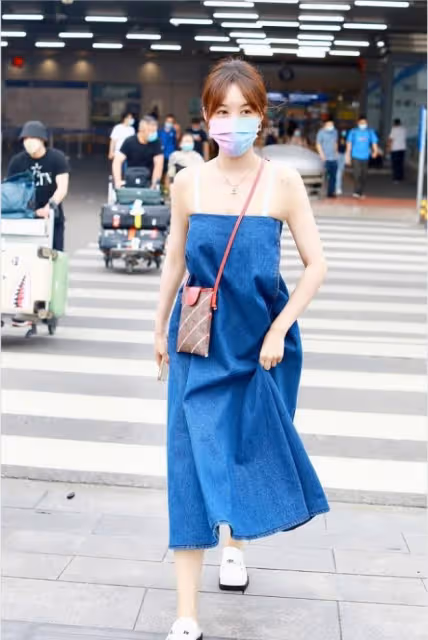李菲兒打扮得挺好看，就是有點"另類"，牛仔裙遠看真像"浴巾"