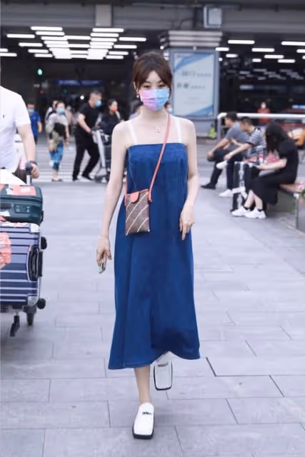 李菲兒打扮得挺好看，就是有點"另類"，牛仔裙遠看真像"浴巾"