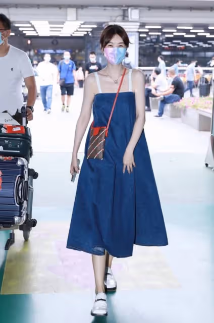 李菲兒打扮得挺好看，就是有點"另類"，牛仔裙遠看真像"浴巾"