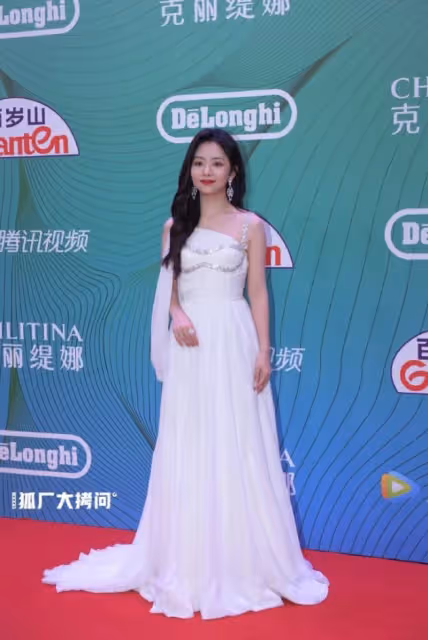 譚松韻的童顏臉太出圈了，即使穿得很女人，也擋不住本身的清純感