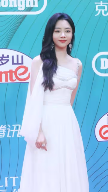 譚松韻的童顏臉太出圈了，即使穿得很女人，也擋不住本身的清純感
