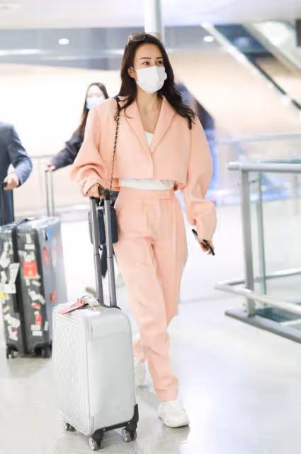母其彌雅不穿禮裙也能秀身材，衣服看著空蕩但不臃腫，曲線挺明顯