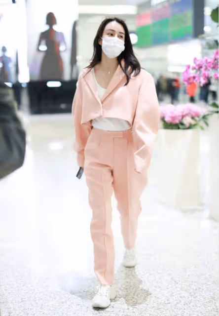 母其彌雅不穿禮裙也能秀身材，衣服看著空蕩但不臃腫，曲線挺明顯