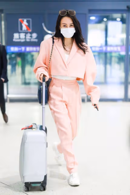 母其彌雅不穿禮裙也能秀身材，衣服看著空蕩但不臃腫，曲線挺明顯