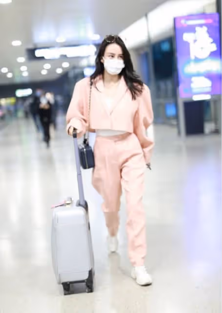 母其彌雅不穿禮裙也能秀身材，衣服看著空蕩但不臃腫，曲線挺明顯