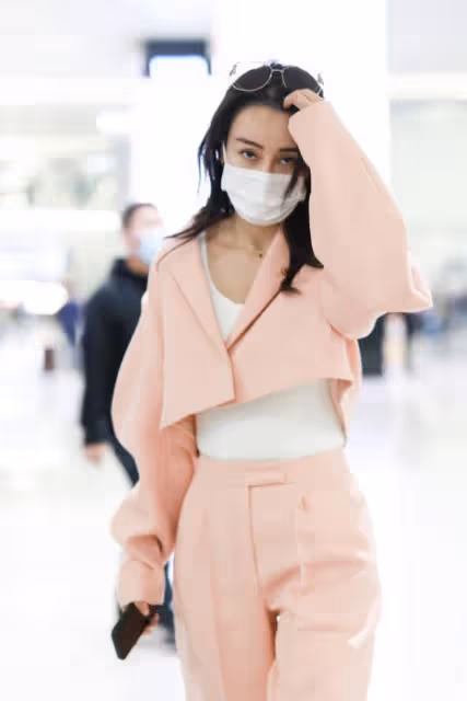母其彌雅不穿禮裙也能秀身材，衣服看著空蕩但不臃腫，曲線挺明顯