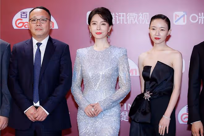 陳數穿"閃鑽流光裙"挺有大家閨秀風範，顏色也好顯白，看著真美
