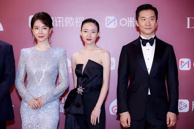 陳數穿"閃鑽流光裙"挺有大家閨秀風範，顏色也好顯白，看著真美