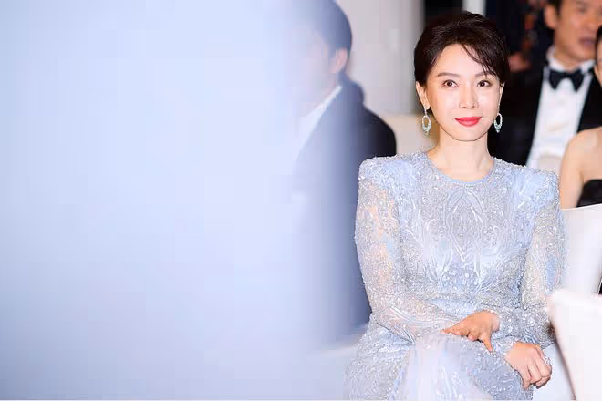 陳數穿"閃鑽流光裙"挺有大家閨秀風範，顏色也好顯白，看著真美