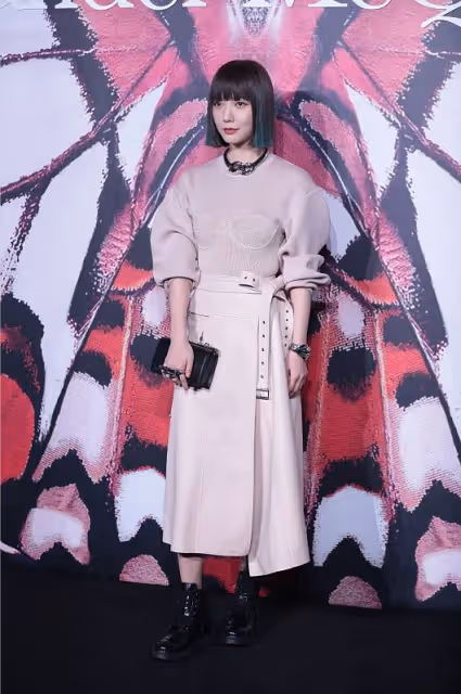 王珞丹這衣服真挺顯壯的，可配上修身裙好有韻味，髒粉色真適合她