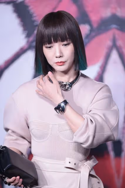 王珞丹這衣服真挺顯壯的，可配上修身裙好有韻味，髒粉色真適合她