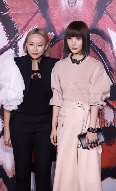 王珞丹這衣服真挺顯壯的，可配上修身裙好有韻味，髒粉色真適合她