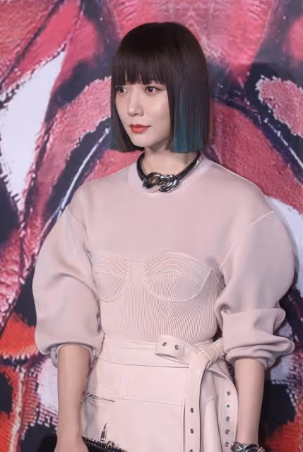 王珞丹這衣服真挺顯壯的，可配上修身裙好有韻味，髒粉色真適合她