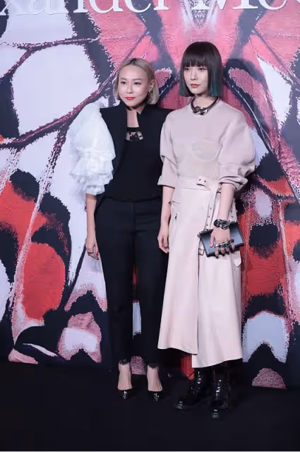 王珞丹這衣服真挺顯壯的，可配上修身裙好有韻味，髒粉色真適合她