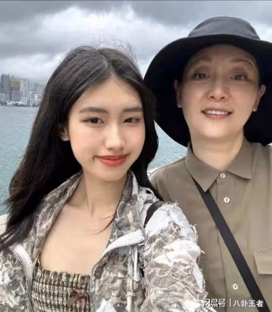 大瓜!馮小剛女兒曬合影,徐朵自曝隨母姓,名為養女實則是私生女