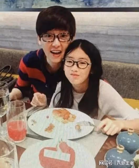 大瓜!馮小剛女兒曬合影,徐朵自曝隨母姓,名為養女實則是私生女